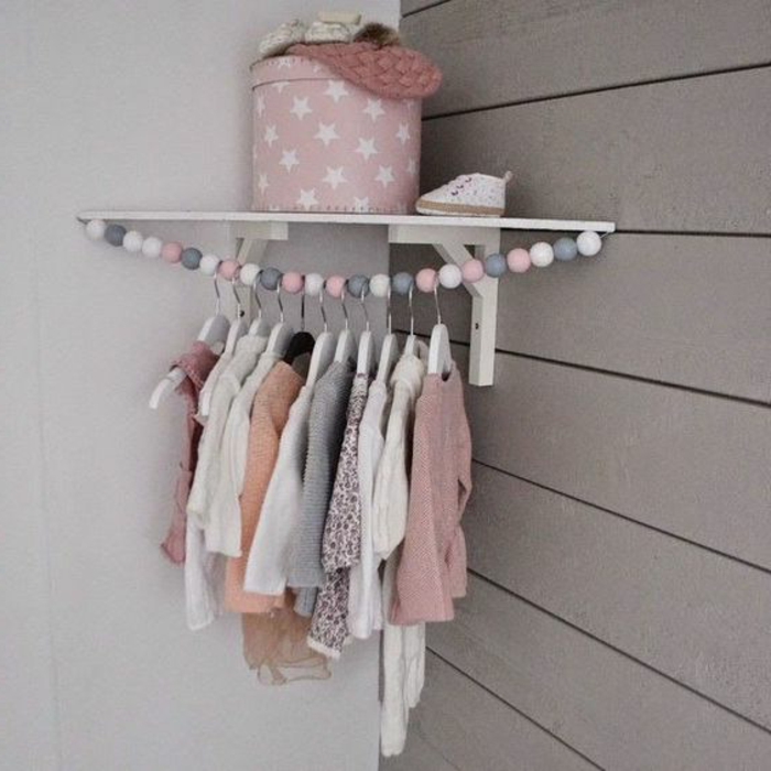 kinderzimmer idee kasten rosa mit sternen dekoration anhänger für baby klamotten ecke für das babyzimmer