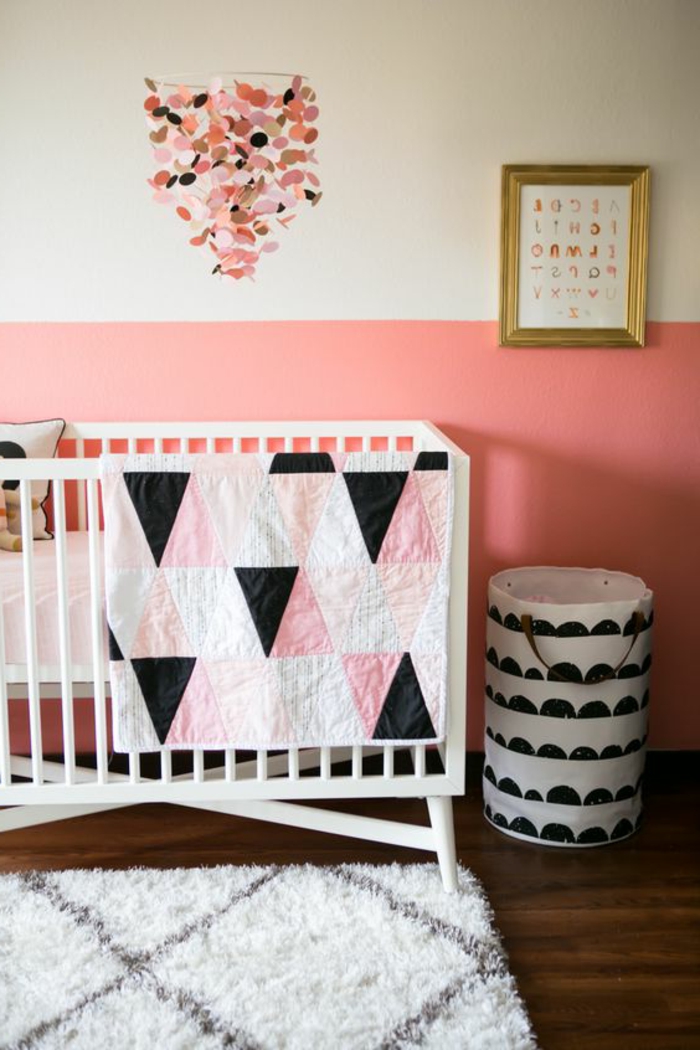 kinderzimmer idee weißes bett design in schwarz rosa bett für kleines baby mädchen deko bild goldene rahmen