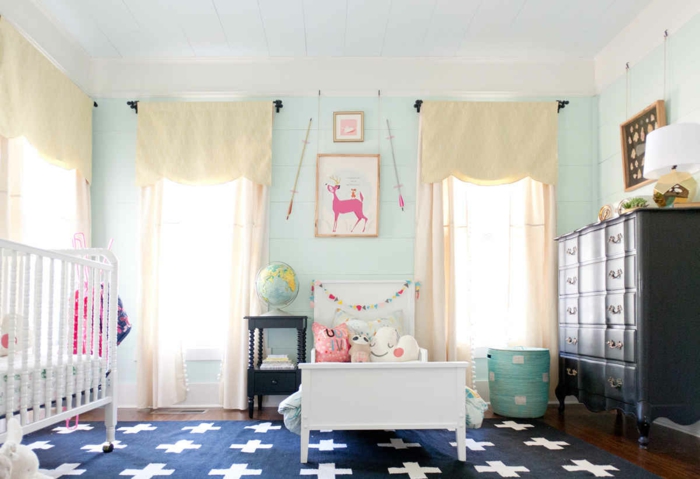 kinderzimmer idee blauer teppich weiße deko kissen babybett bett für kind schrank bild vorhänge globus 