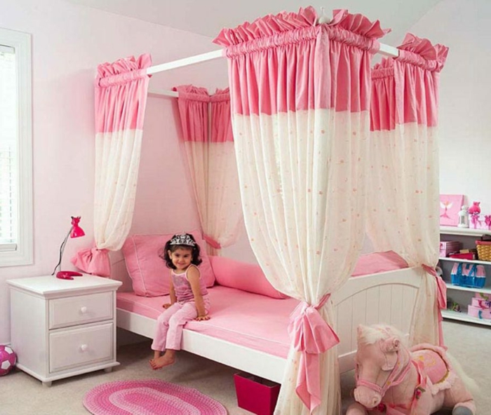 kinderzimmer idee babyzimmer rosa bett kleines kind mit krone fröhlich einhorn zimmer schrank schubladen