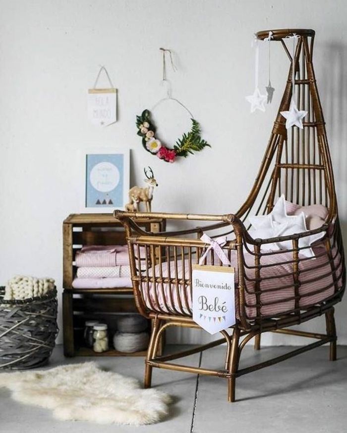 babyzimmer gestalten ideen zum entnehmen tolles kleines babybett aus rattan natur natürliche möbel kranz sterne deko