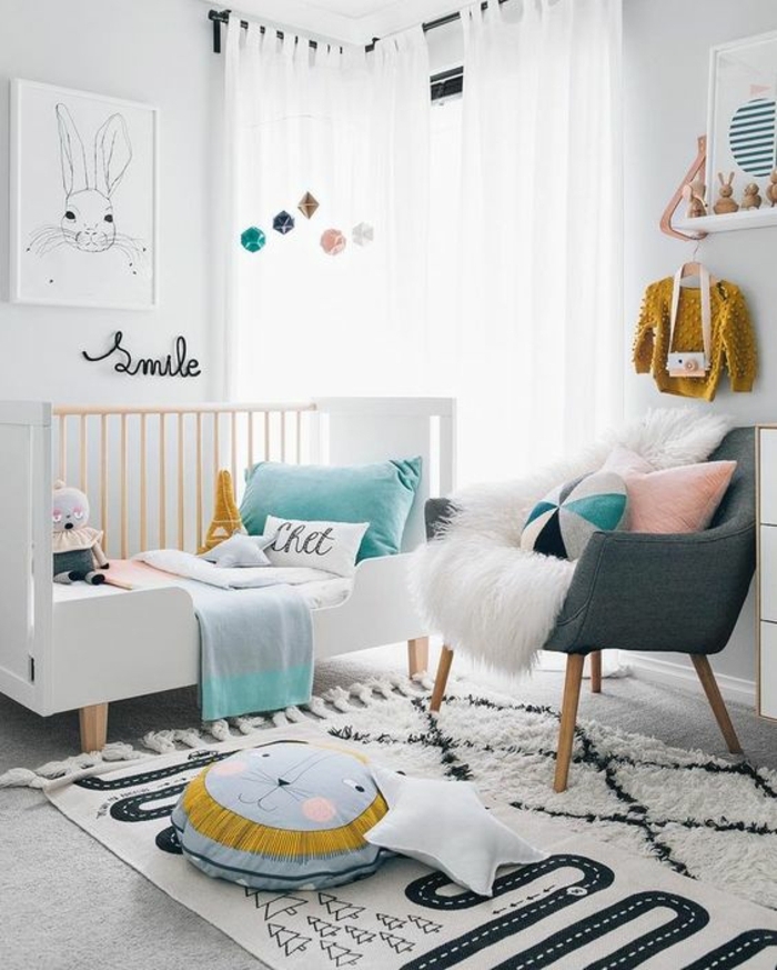 babyzimmer gestalten weißer hintergrund bunte möbel bunte dekorationen kissen teppich babyklamotten