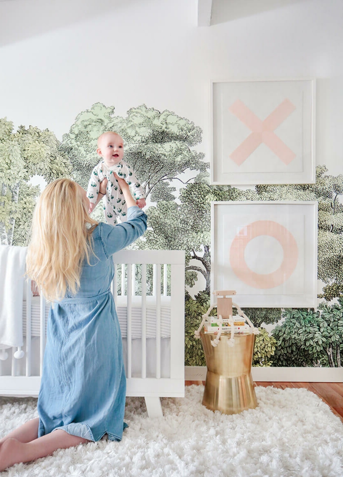 babyzimmer gestalten mama mutter und baby spielen zusammen weißes babyzimmerdeko goldene deko wandtapeten