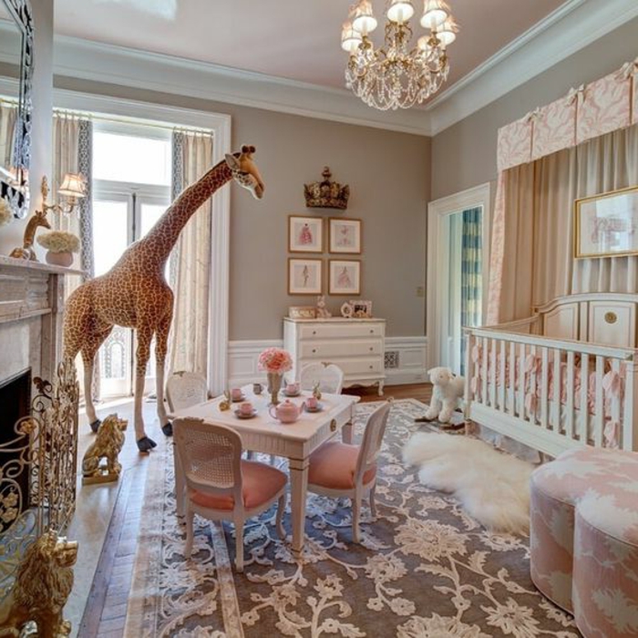 babyzimmer gestalten buntes babyzimmer giraffe dekorationen tisch stühle lampe blume am tisch rosa pelzteppich