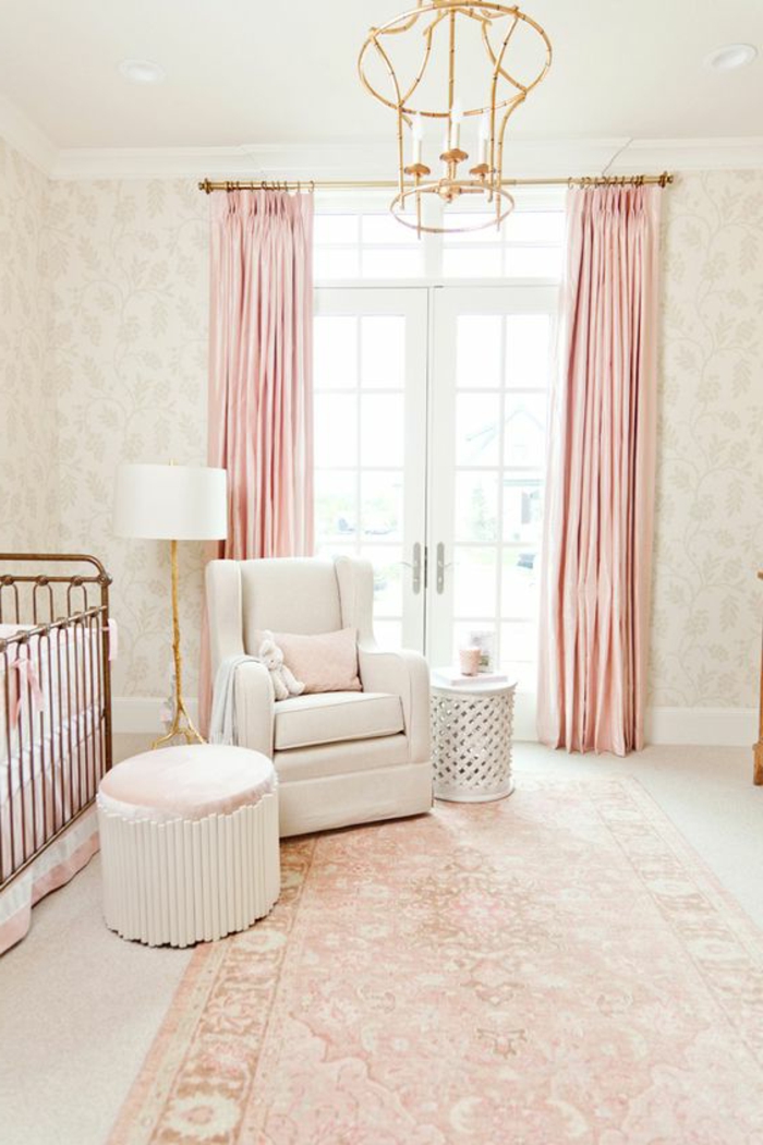babyzimmer gestalten lampe golden weißer sessel hocker lampe teppich babybett vorhänge rosa fenster 