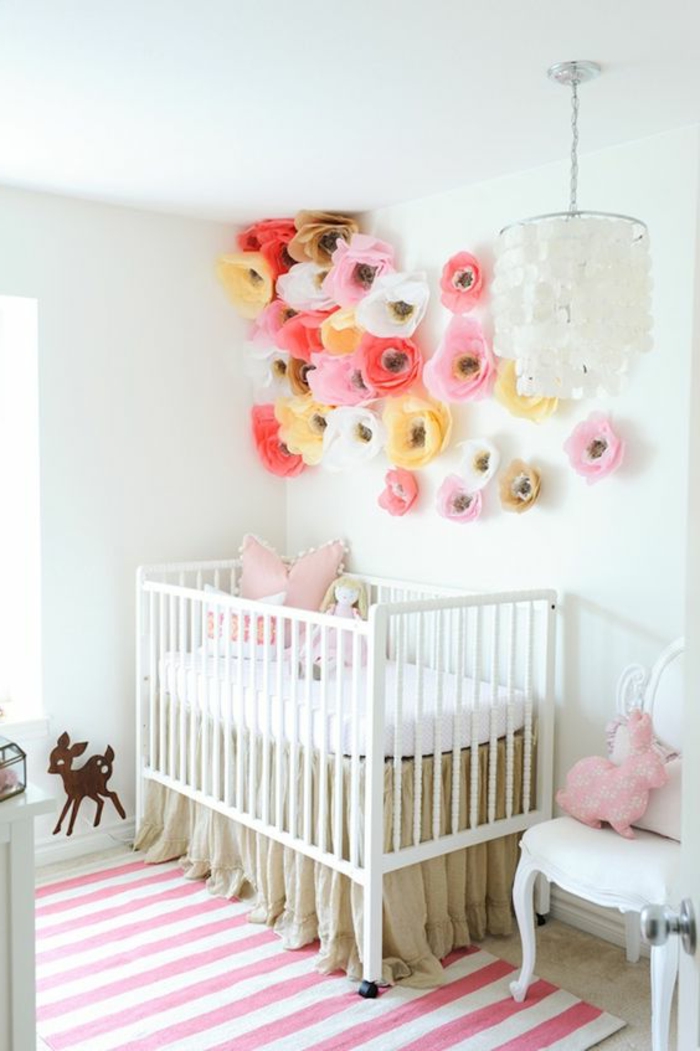 babyzimmer gestalten babybett in weiß und beige rosa papierblumen bunte ideen teppich in weiß und rosa 