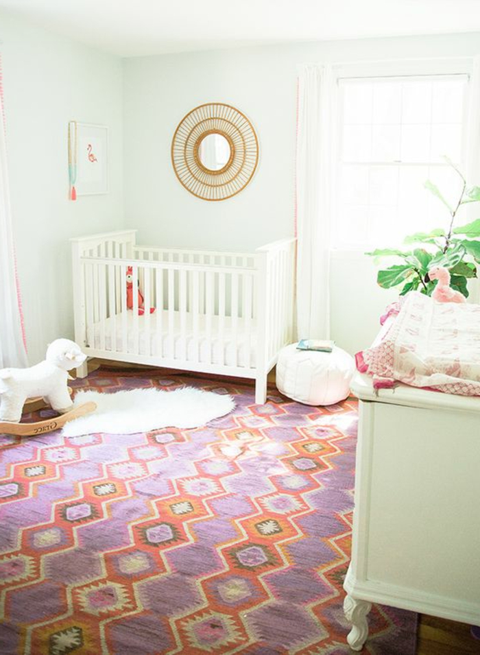 babyzimmer gestalten ideen bunter teppich goldener spiegel weißes babybett spielzeuge im babyzimmer mädchen