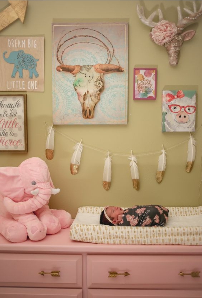 babyzimmer gestalten ideen in rosa rosa elefant extravagante wanddeko für kinderzimmer mädchen baby schweinbild