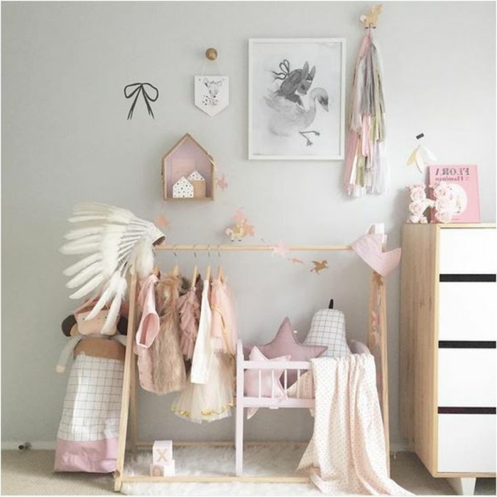 babyzimmer einrichten bekleidung und dekorationen im babyzimmer für mädchen schrank bilder stern kissen