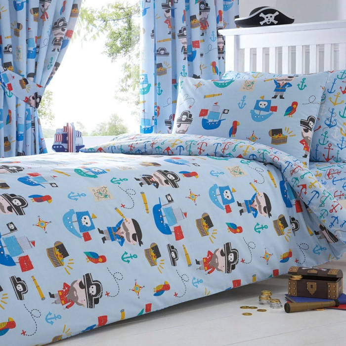 Bettwäsche und Vorhänge in blauer Farbe mit gleichen Motive von Piraten - Piraten Kinderzimmer