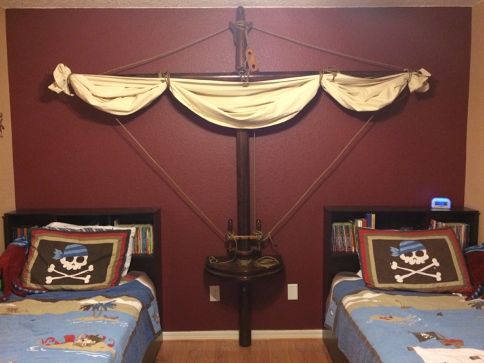 Kinderzimmerdeko mit maritimen Motiven Schiff und Totenkopf Kissen für zwei Brüderchen