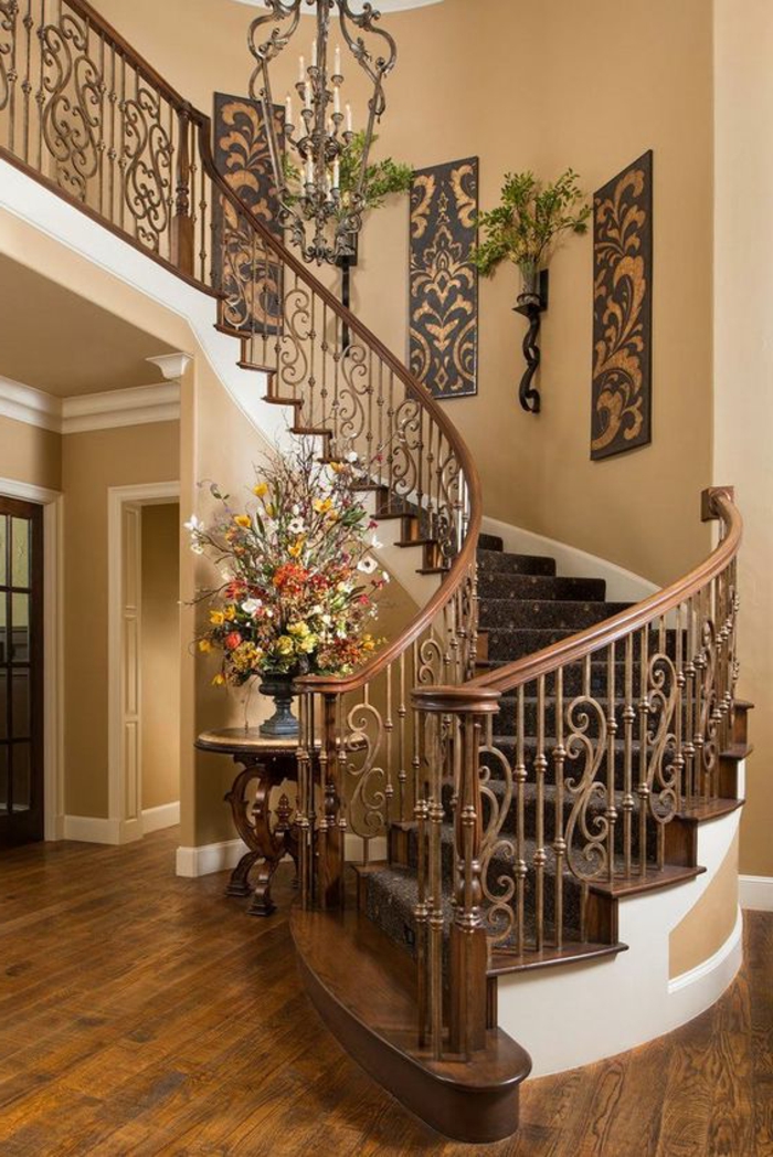 braune Farbgestaltung Treppenhaus Geländer mit Ornamenten