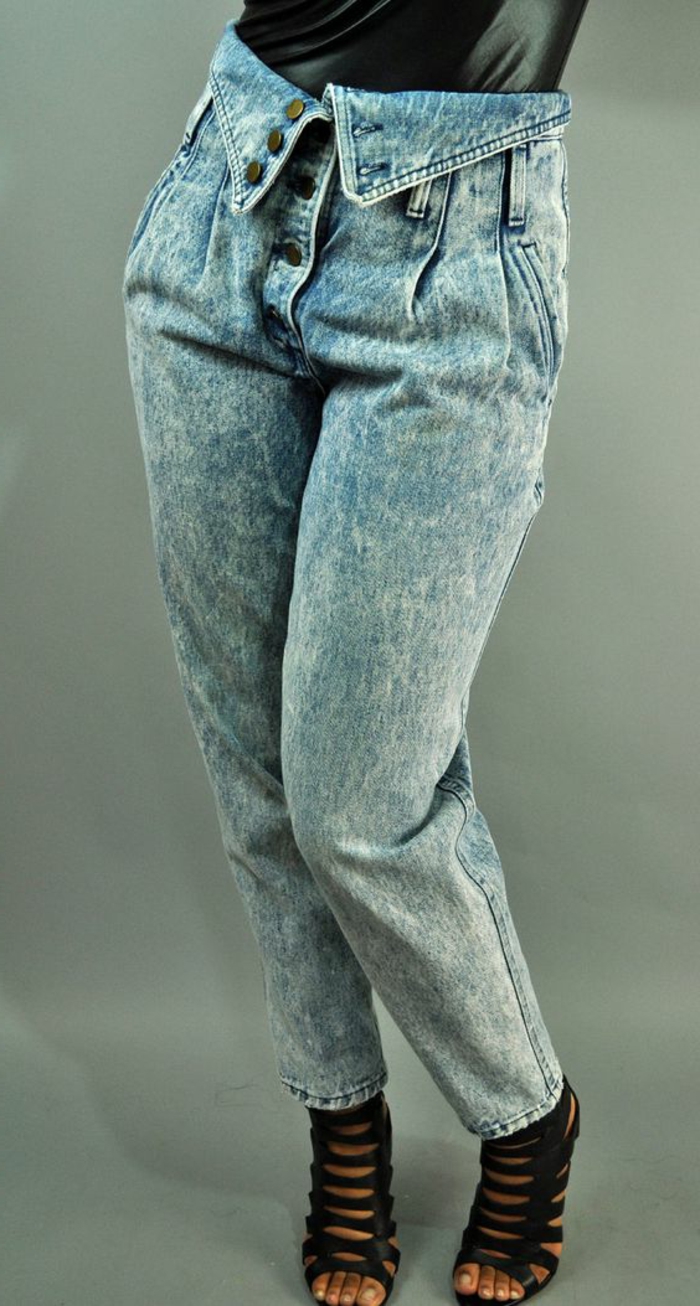 80er Kleider - gewaschene Jeans mit hoher Taille und vielen Plisses und Knöpfen, schwarze Sandale
