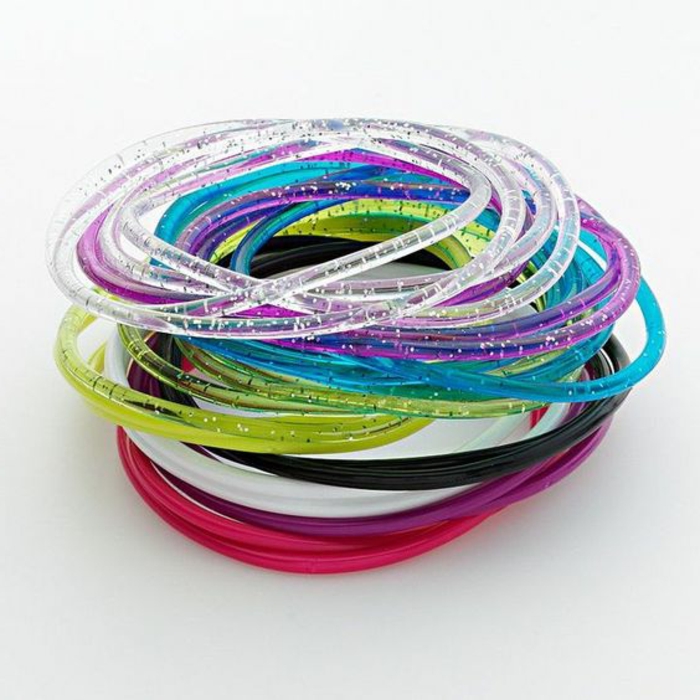 Armbänder in unterschiedlichen Neonfarben, Armbänder mit Glitzer