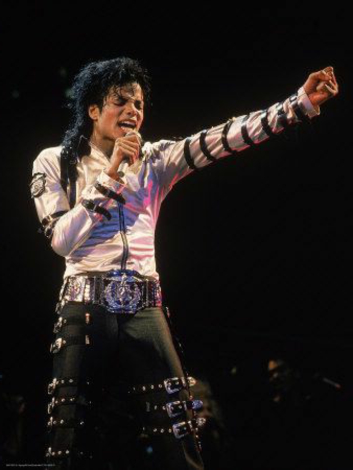 Michael Jacksons 80er Jahre Outfit für die Bühne - weißes Hemd mit Lederapplikationen, schwarze Lederhose, riesiger Gürtel