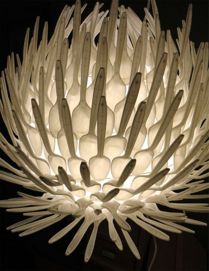 weißer Lampenschirm mit Wasserlilienform aus kleinen weißen Plastiklöffeln