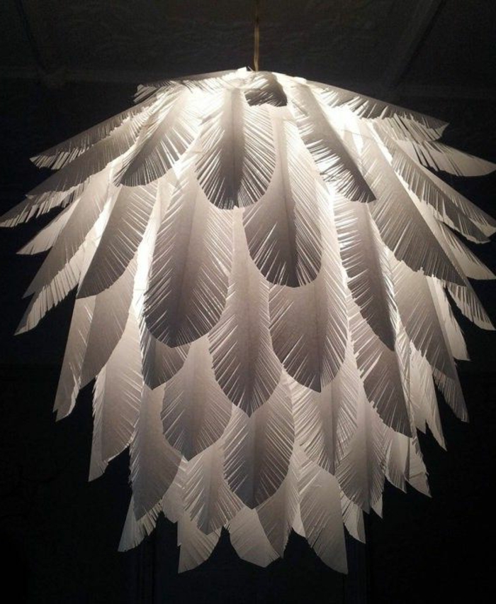 ein sehr moderner DIY Lampenschirm aus langen weißen Federn in weißer Falbe, elegantes Design