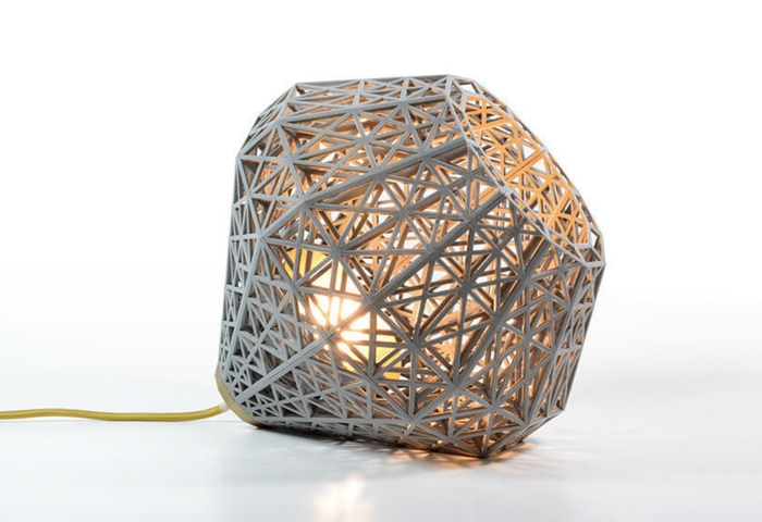 Lampe selber bauen: Lampenschirm aus Karton mit der Form eines Diamantes, gelbe Schnur