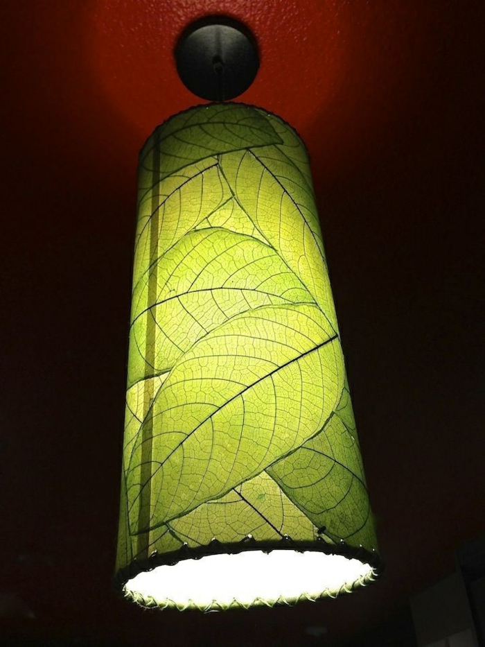 Lampenschirm aus großen grünen Blättern, aufgeklebt auf Leder, angenähte Kanten, runde Form, Zylinderform