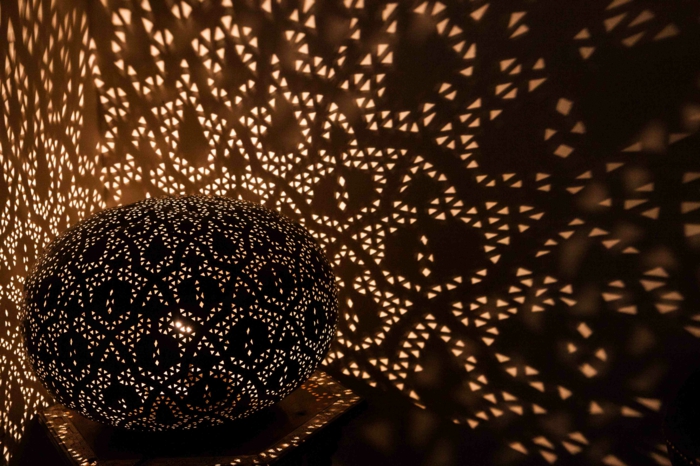 DIY Lampenschirm aus schwar gefärbtem Leder mit kleinen Löchern, die das Licht durchlassen
