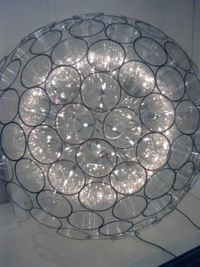selbstgebastelter Lampenschirm aus kleinen transparenten Plastikbechern, runde Form