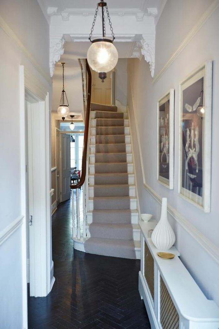 lange Treppe mit Treppenteppich gestalten und Bilder dekorieren