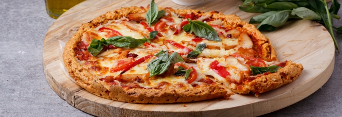 rezept vegetarisch pizza ohne mehl und ohne fleisch spinat basilikum deko mozzarella tomatensoße