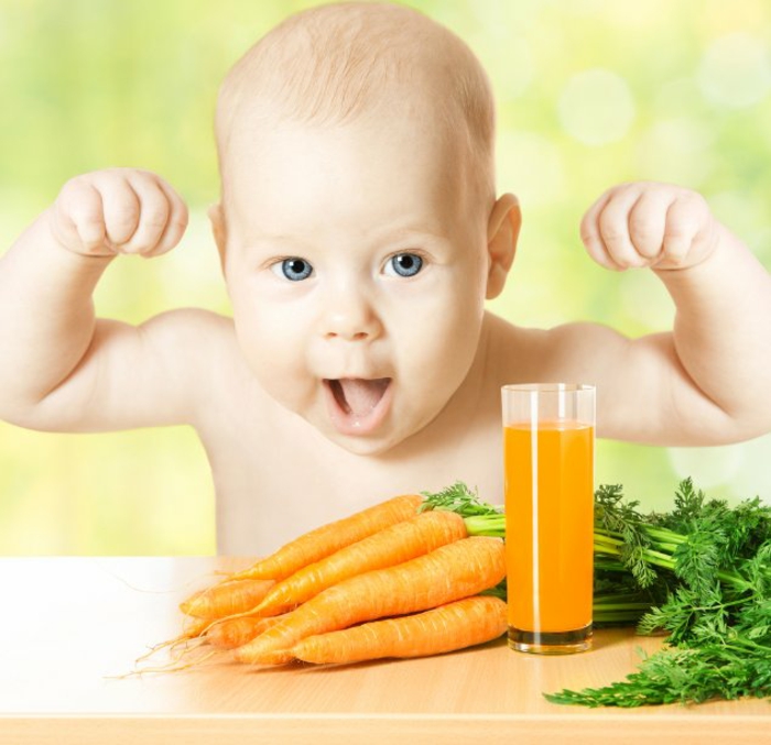 rezept vegetarisch und vegan saft aus möhren in orangen farbe möhren gemüse essen oder fresch zubereiten