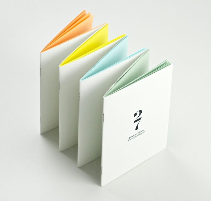 weißer Umschlag und bunte Blätter in oranger, gelber, blauer und grüner Farbe - Faltbuch
