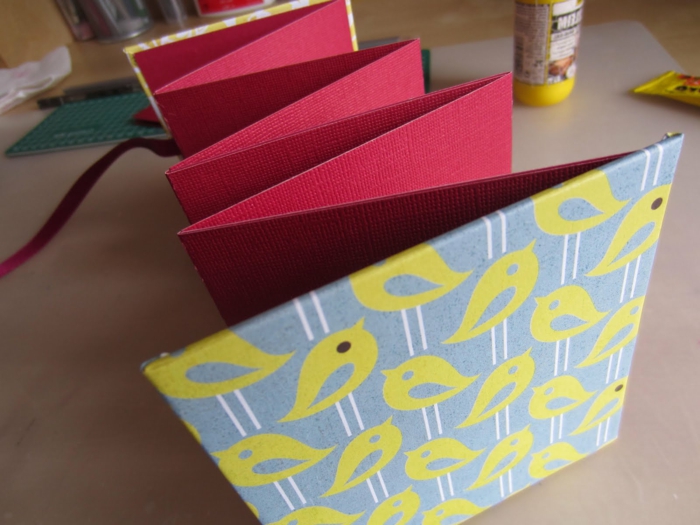 gelbe Vögel auf blauen Hintergrund auf dem Umschlag rote Blätter - Leporello selber machen