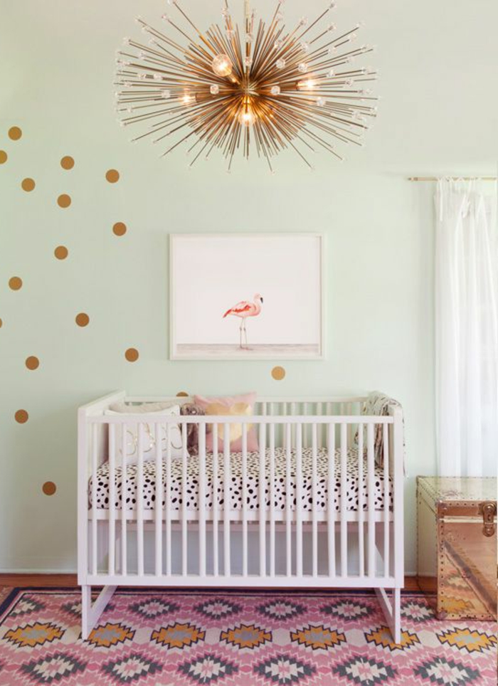 kinderzimmer einrichten goldene lampe babybett bunter teppich rosa lila gelb wanddekoration wandbild kissen 