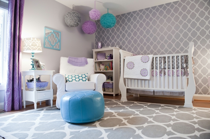 kinderzimmer einrichten blauer hocker bunte papierdekorationen lila blau türkis grau babybett wanddeko lampe