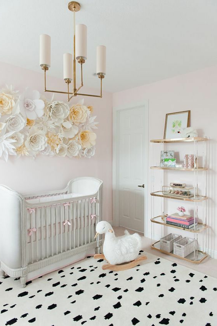 babyzimmer deko papierblumen zum basteln dekoration für babyzimmer mädchen selber machen bett lampe 