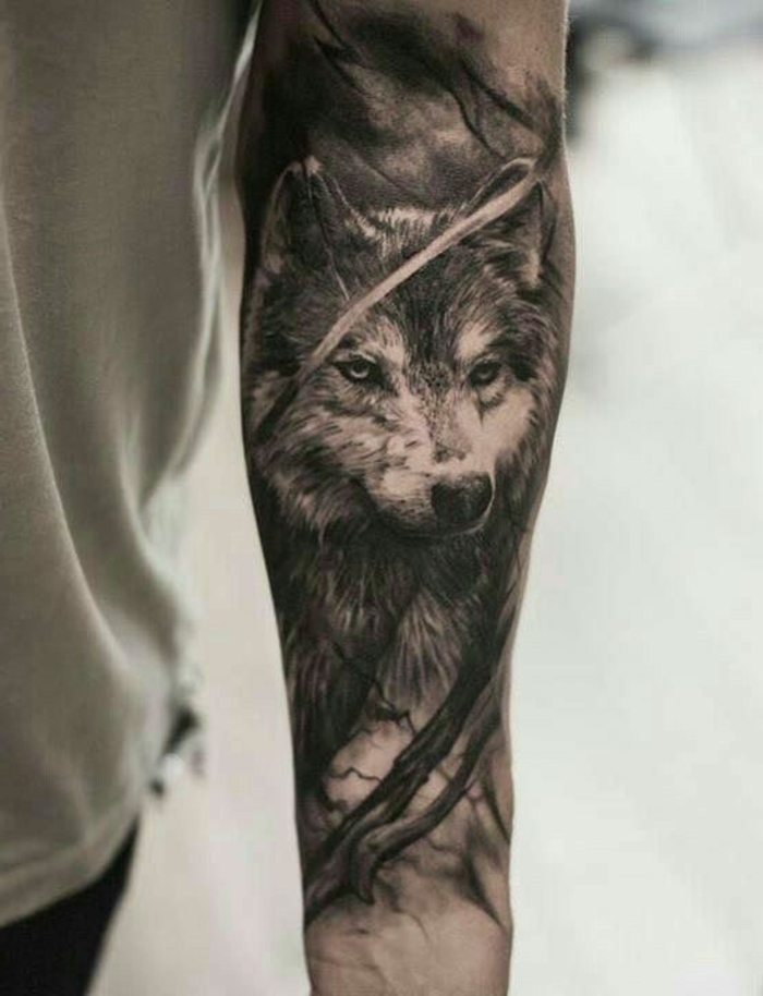 ein hand mit einem schwarzen wolf tattoo - tattoo wolf 