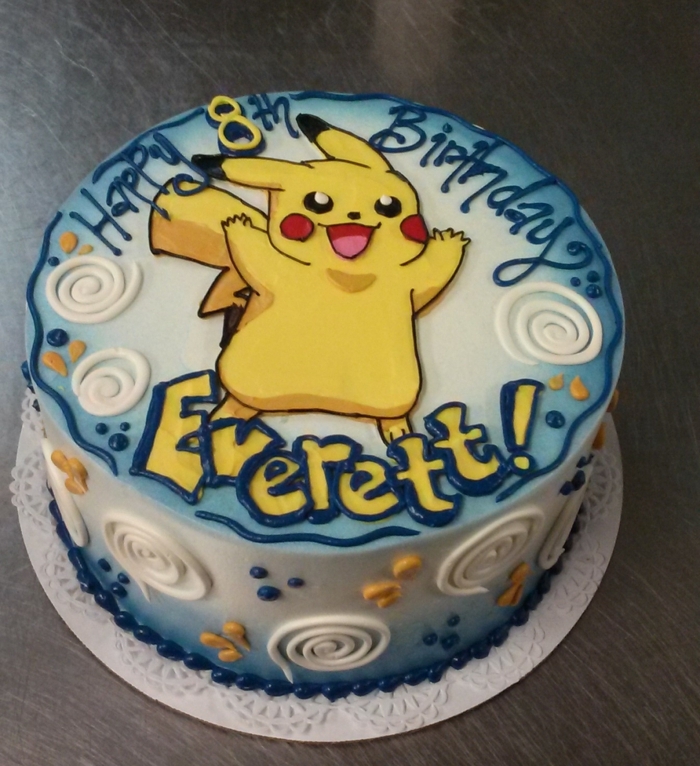 eine idee für blaue pokemon torte mit einem gelben pokemon wesen pikachu 