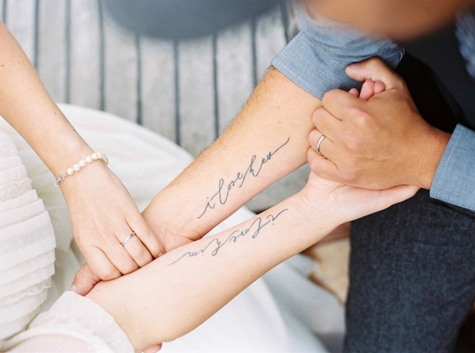 tattoos fuer partner, ich liebe dich, handschriftlich, arm tattoos, schoene idee fuer paare