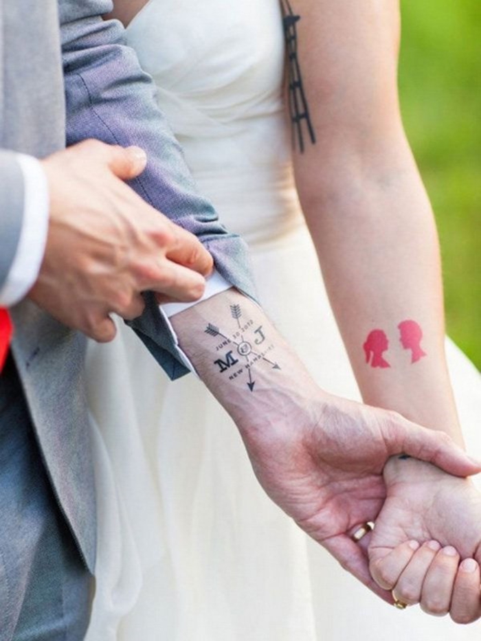 tattoos fuer partner, ehepaar, rot und schwarz, buchstaben und gesichter, liebesbeweis