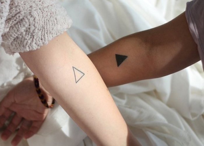 tattoos fuer partner, geometrische figuren, zwei dreiecke, kleine arm tattoos