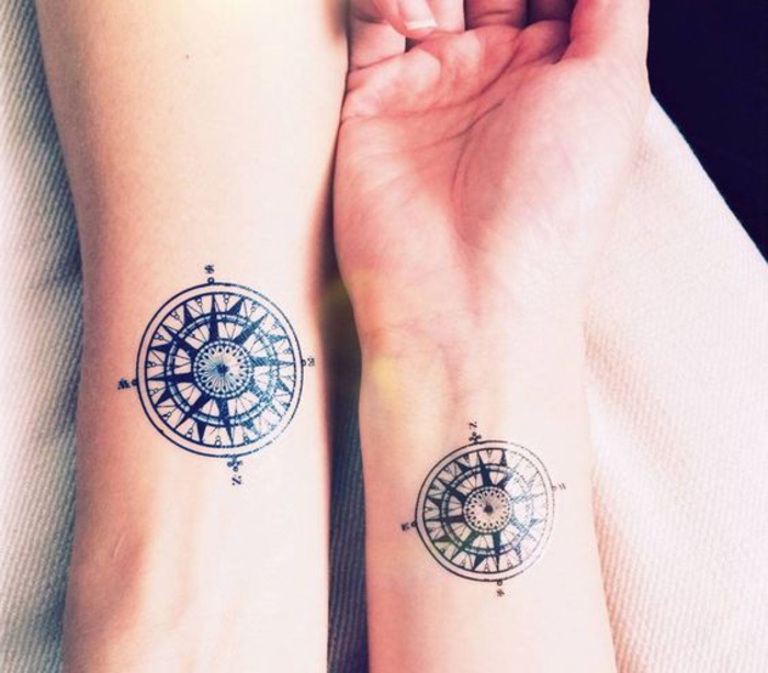 tattoos fuer partner, kompass, arm tattoos fuer zwei, schwarz