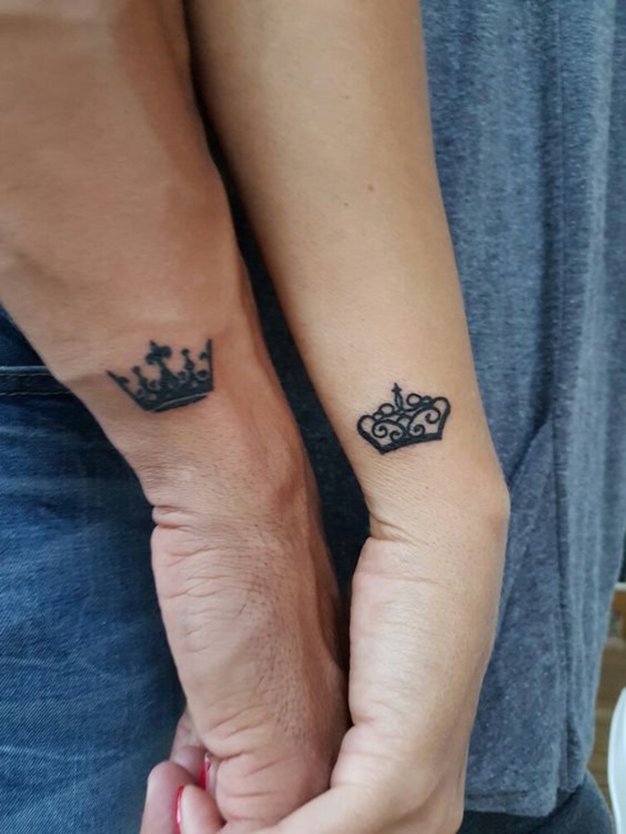 tattos fuer partner, die sich ergaenzen, zwei kronen fuer sie und fuer ihn, kleine arm tattoos