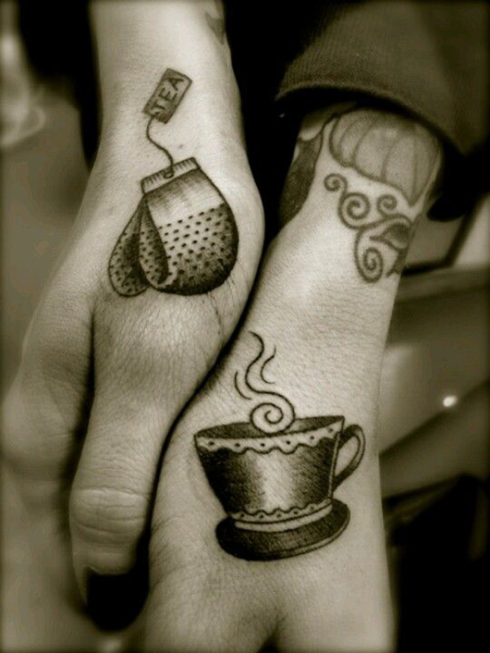 tattoos fuer zwei, tee und tasse, tattoos, die sich ergaenzen, kreative idee