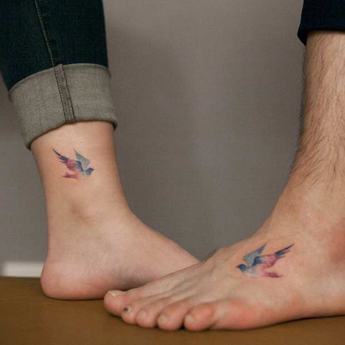 tattoos fuer paare, bunte voegel, bein tattoos, schoene und kreative idee fuer partner