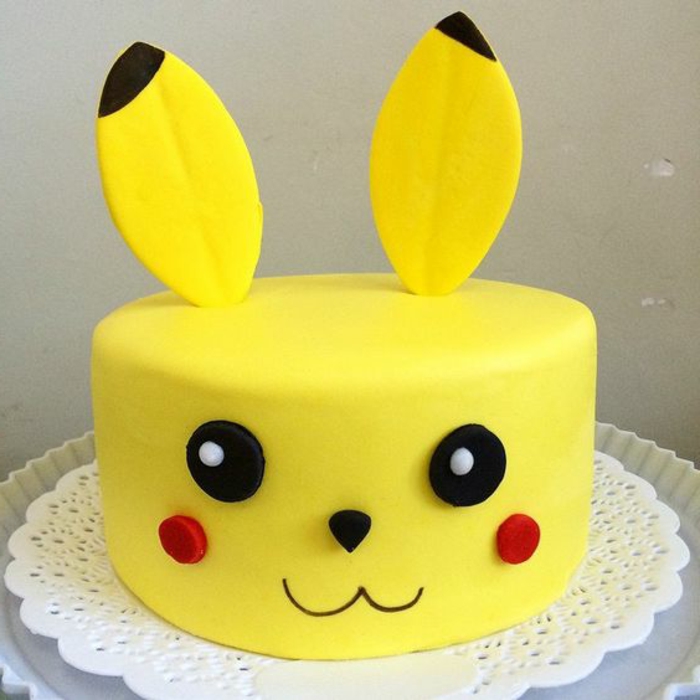 hier ist eine idee für eine gelbe pokemon torte - ein gelbes pokemon wesen mit roten backen und schwarzen augen 