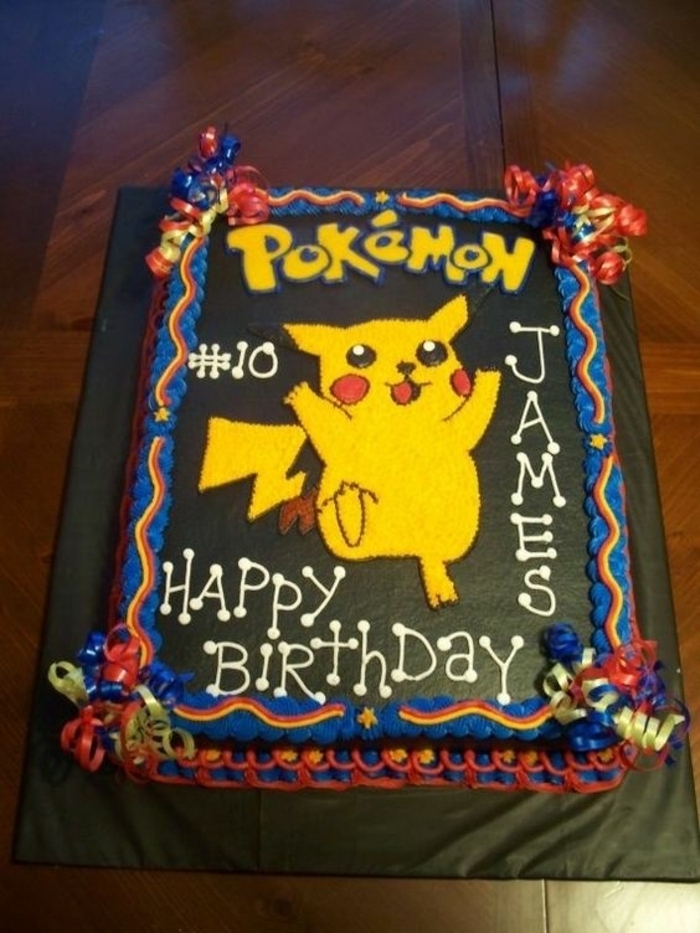 das ist eine idee für eine schoko pokemon torte mit einem gelben pokemon wesen pikachu und weißen und gelben überschriften 