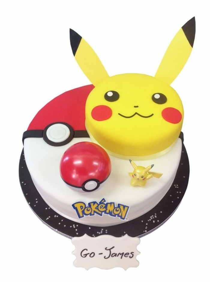 leckere pokemon torte - ein gelbes lächelndes pikachu und ein roter pokemon ball 