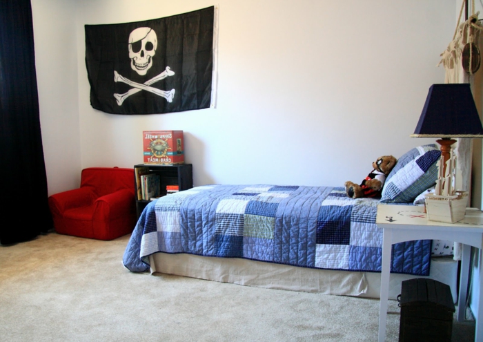 Wanddeko Kinderzimmer eine große Totenkopf Fahne in schwarzer Farbe