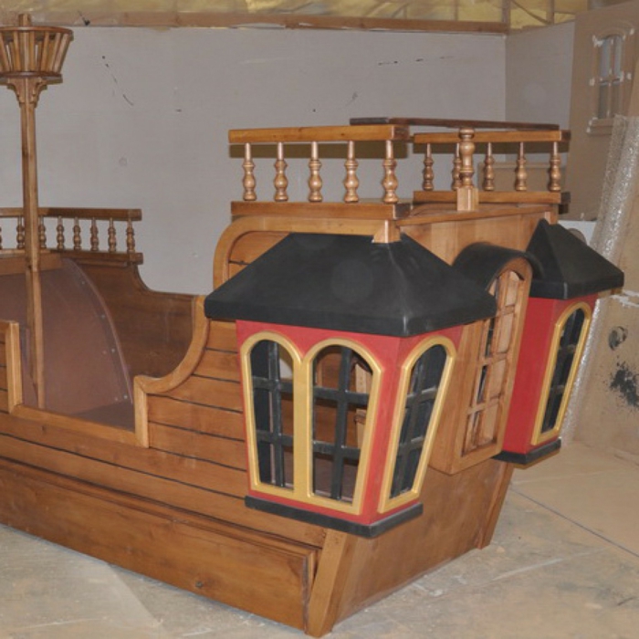 ein Schiff aus Holz als Kinderzimmerdeko bei einer Renovierung - ganz schön