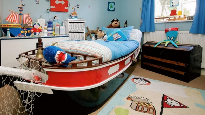 Boot Bett mit einer Netz Piraten Bären und andere Spielzeuge Kinderzimmer Junge