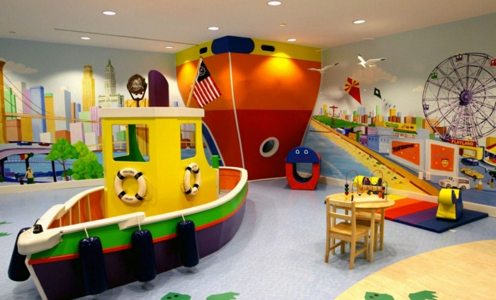 ein Spielzimmer für Kinder mit Boote und Schiffe Figuren und schöne Wandgestaltung