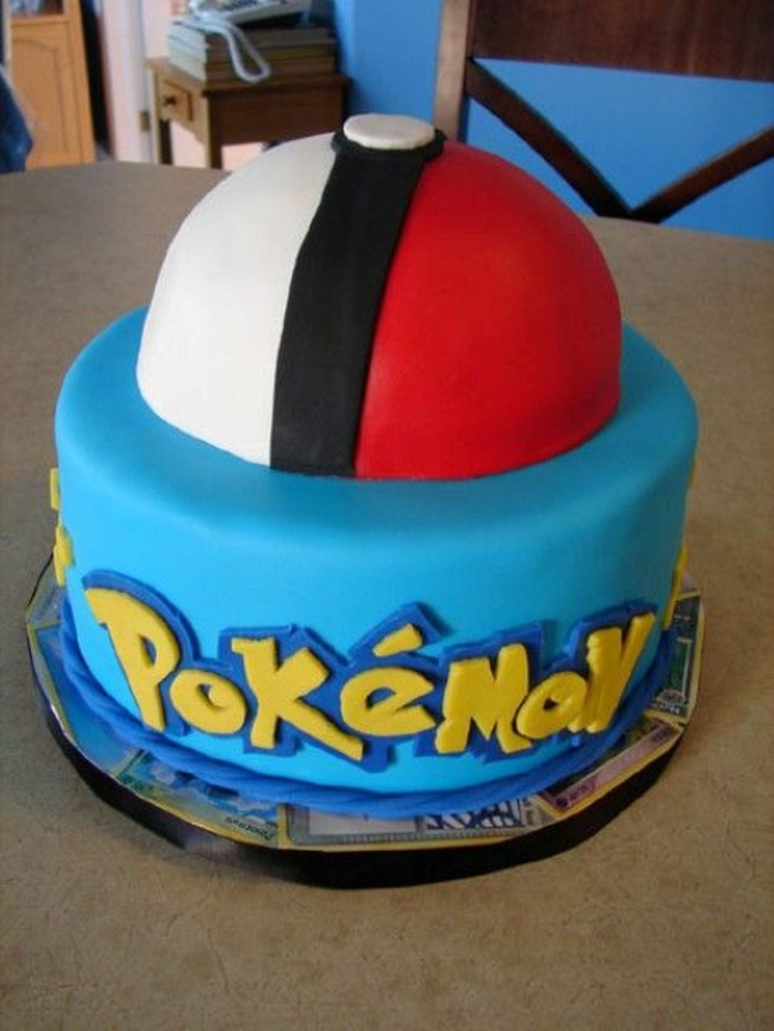 tolle idee für eine blaue pokemon torte mit einer gelben überschrift und einem roten pokeball 